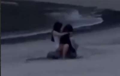 Poster of Cặp Đôi Địt Nhau Trên Bờ Biển Vắng Người Bị Ngư Dân Quay Lại