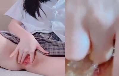 Poster of Em Học Sinh Trung Quốc Mặc Đồng Phục Móc Lồn Xịt Nước Đái