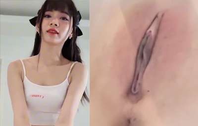 Poster of Lồn Em Dí Sát Điện Thoại Để Các Anh Liếm Cho Em Bớt Nứng